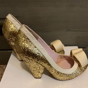 Joyfolie, Gold sparkly pump